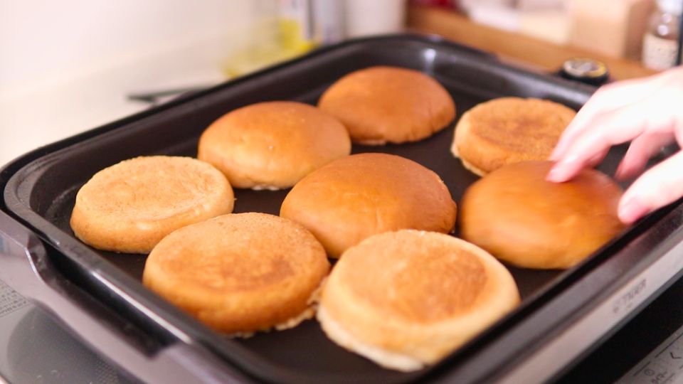 バンズもホットプレートで一気に焼く