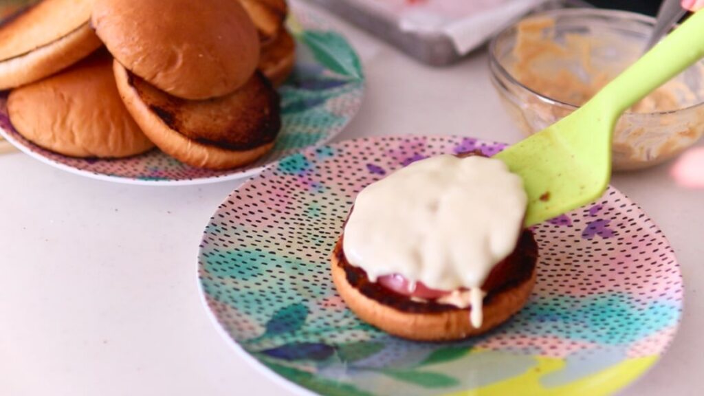 とろけたチーズを挟んだスマッシュバーガー