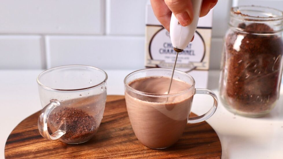 チョコレートフレークを牛乳で溶かす