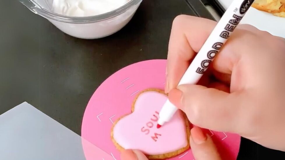 アイシングクッキーにフードペンで文字を描く