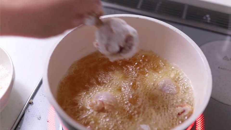 チューリップ唐揚げを油で揚げる