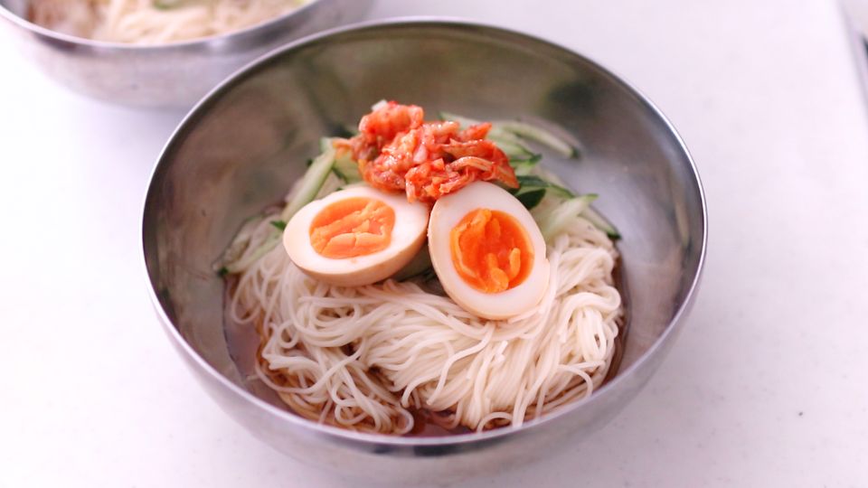韓国麺料理を器へ盛り付け