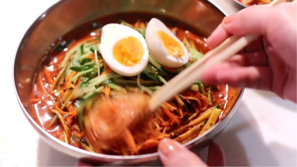 汁だくビビン麺