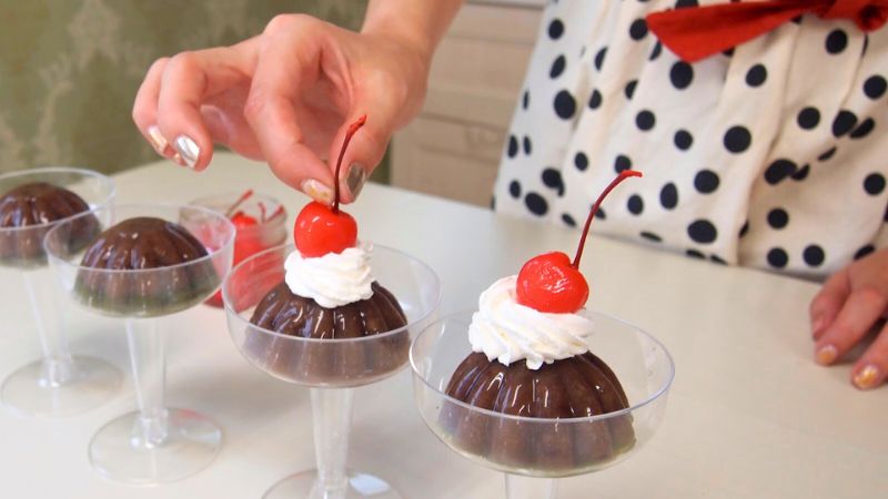 水羊羹にホイップクリームをのせてチェリー