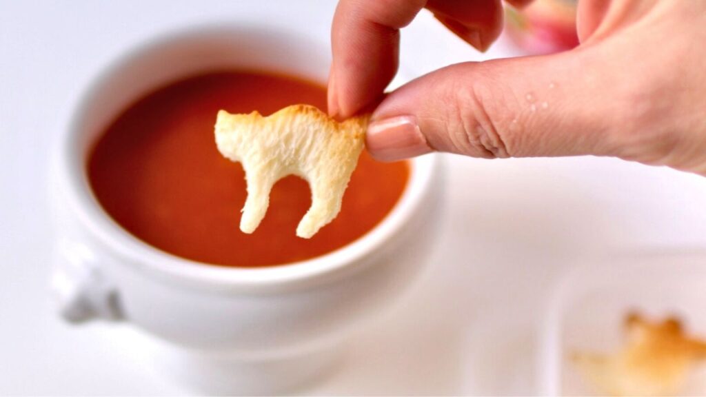 食パンを猫で型抜きしたクルトン