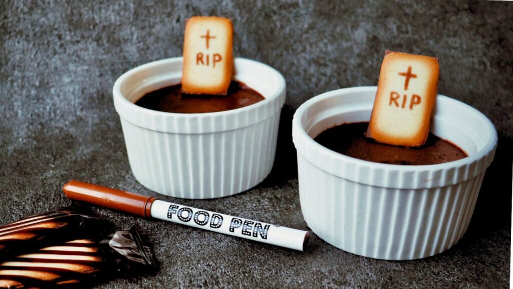 市販のお菓子にハロウィンの文字を描く