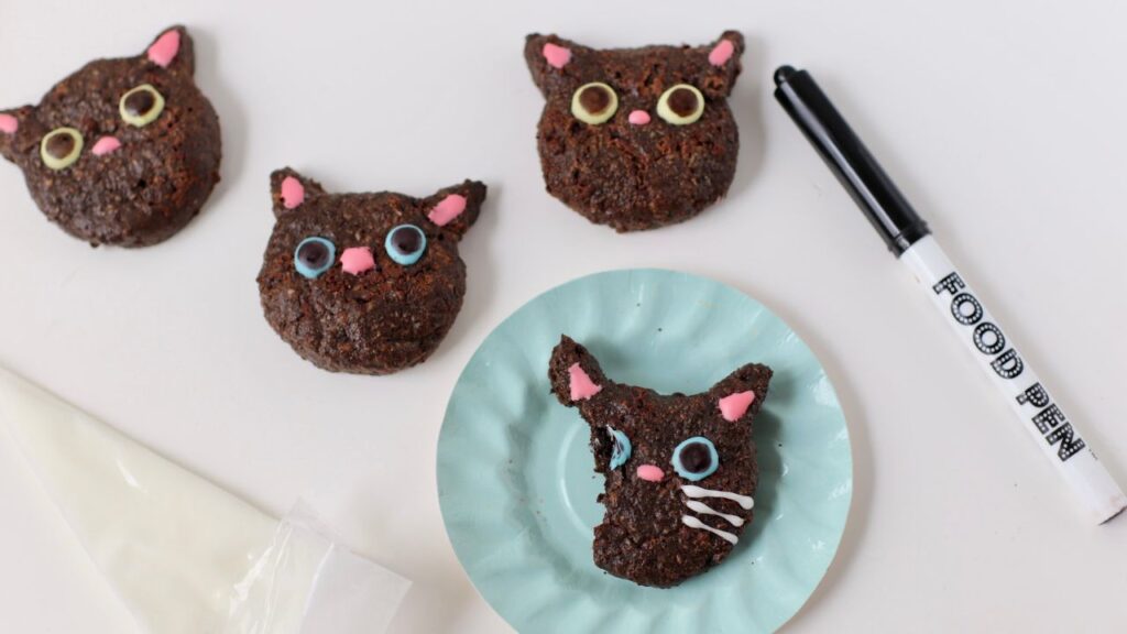 黒猫クッキーにフードペンで目を描く