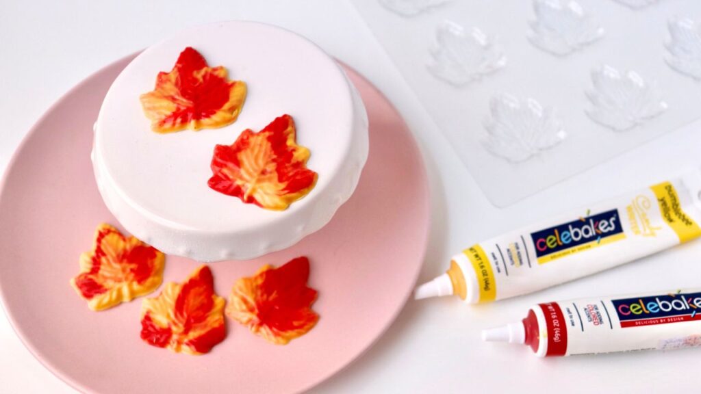 紅葉の葉っぱチョコレートを赤と黄色のチョコで制作