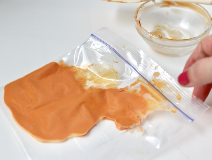 残ったチョコはビニールに薄く伸ばして保管する
