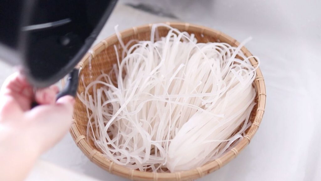 フォー乾麺を水で戻すと白くなる