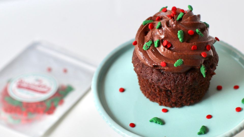 クリスマススプリンクルをふりかけたカップケーキ例