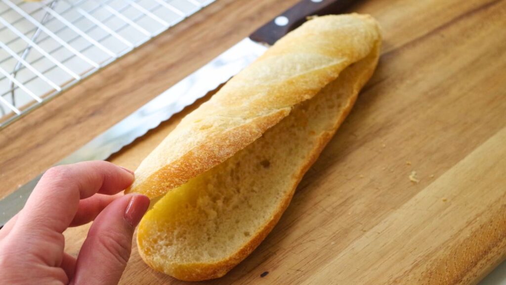 パン切り包丁で切ったフランスパン