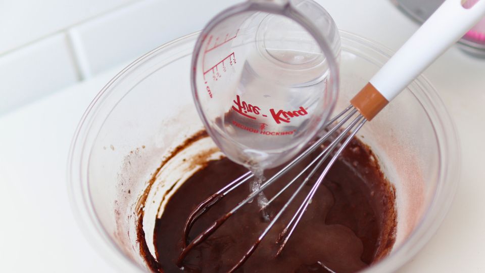 ケーキ生地に熱湯を加える