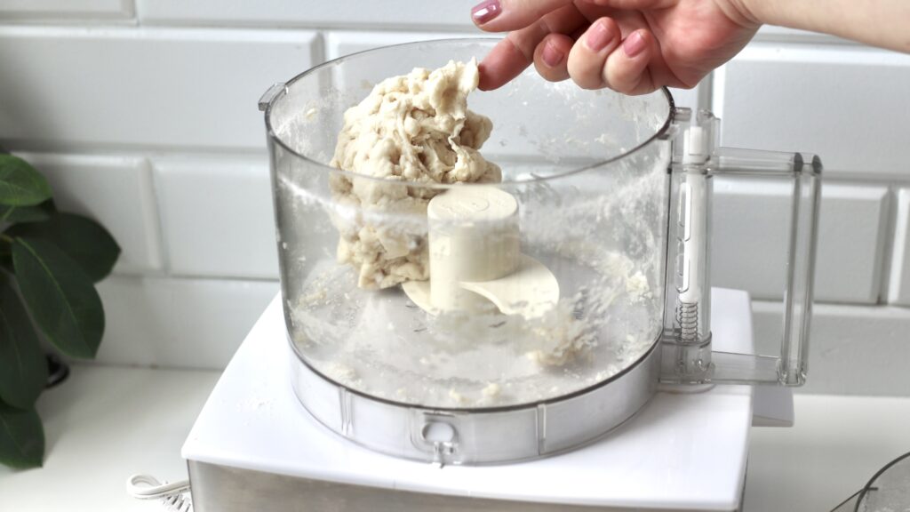 クイジナートで生地を捏ねる