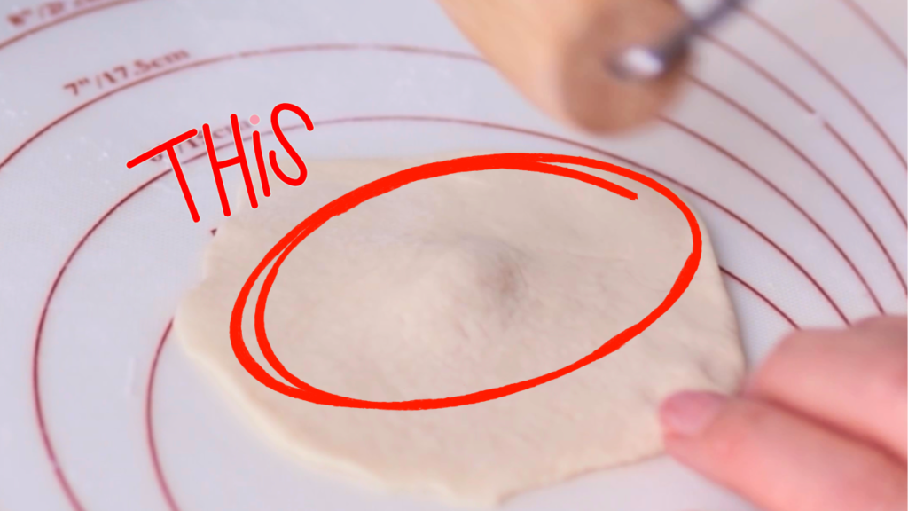 肉まんの皮の中央は少し厚めに伸ばす