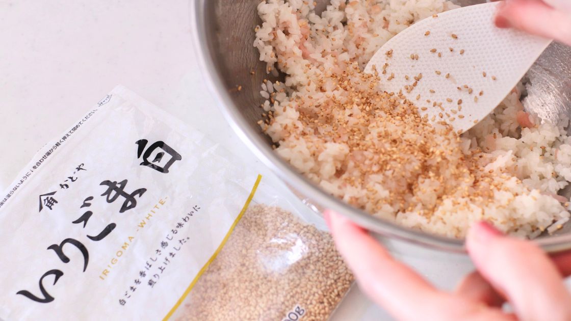 酢飯に入り胡麻を混ぜても鯖に合う