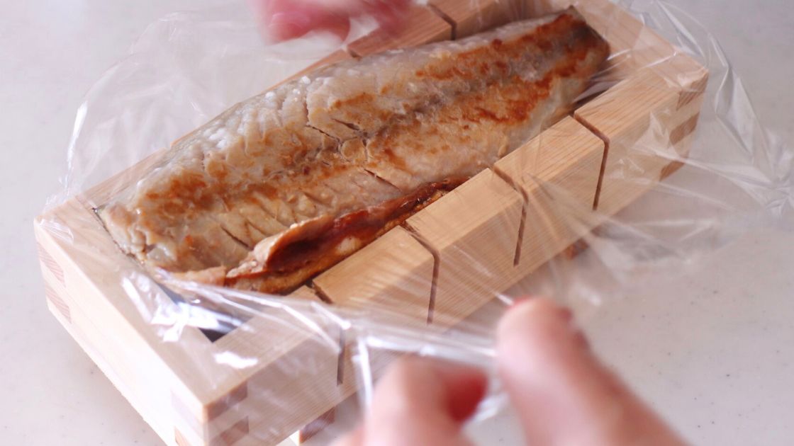 押し寿司の作り方ステップ１型に入れる