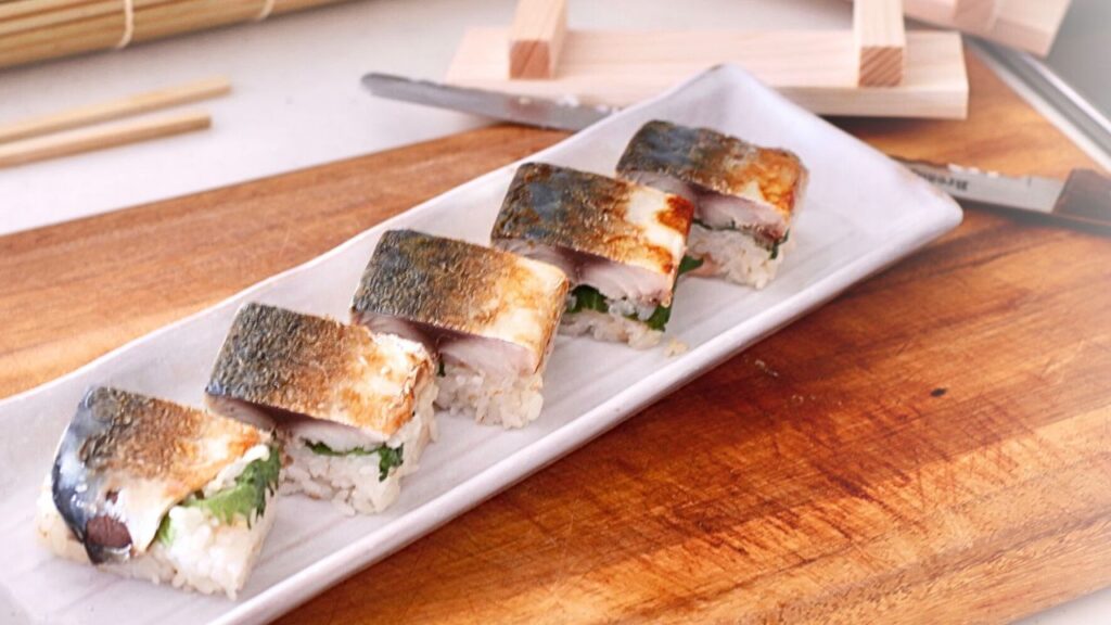 押し寿司型で完成した焼き鯖寿司