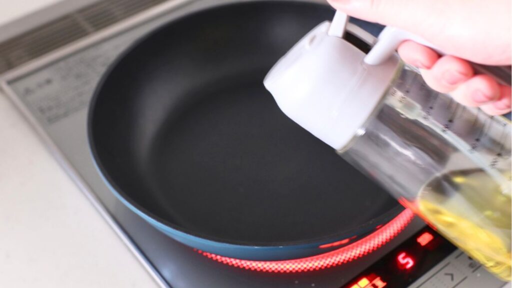 フライパンに油を敷いてサバを焼く