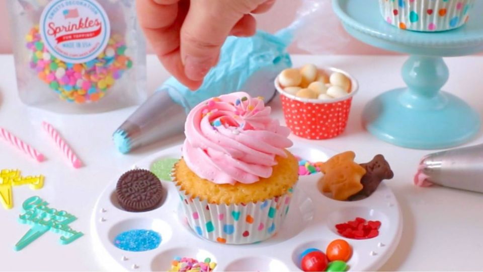 カップケーキパーティはスプリンクルやテディクッキーなどを乗せてDIY