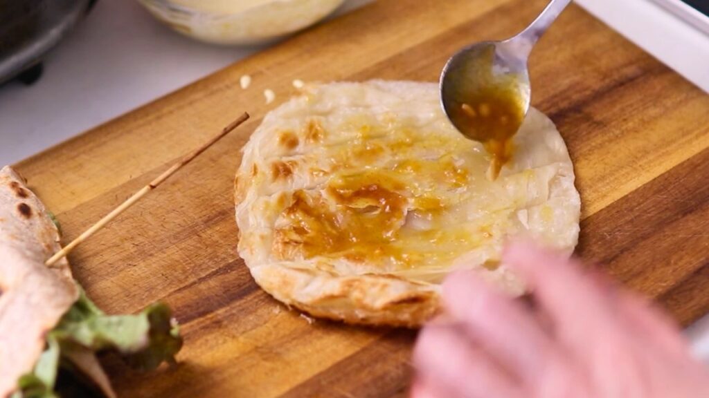 パラタにチャツネを塗ってカティロールにする状態