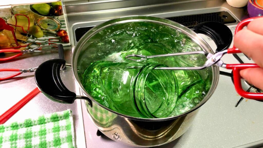 保存瓶を熱湯で茹でる