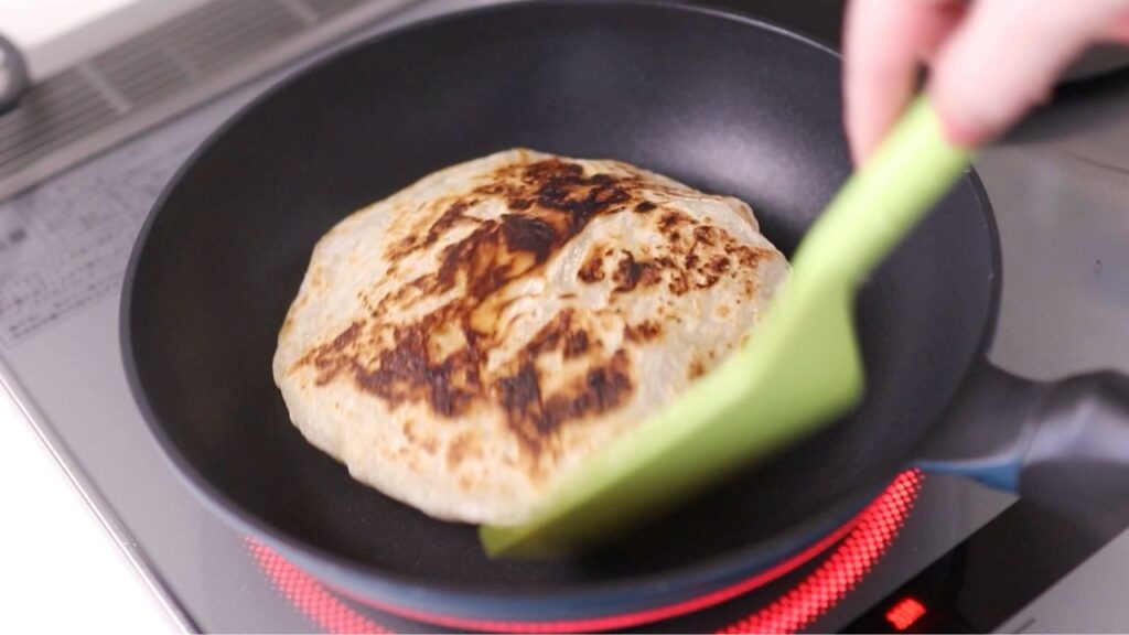 パラタをフライパンで焼く方法