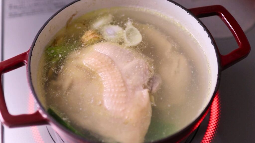 鶏もも肉を茹で汁につけたまま冷めるのを待つ