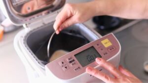 ホームベーカリーに材料を入れる