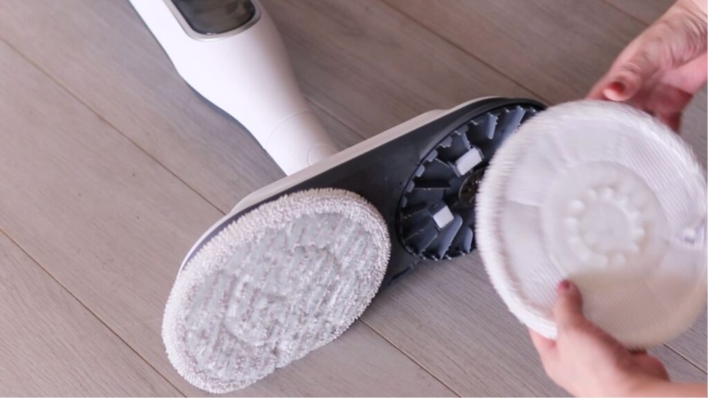 取り付けるパットの汚れ具合をチェックする画像