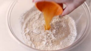 バインミーの材料を混ぜる