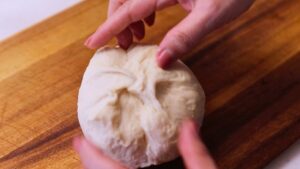 しっかりパン生地をつまむ
