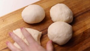 バインミーの生地を４分割する