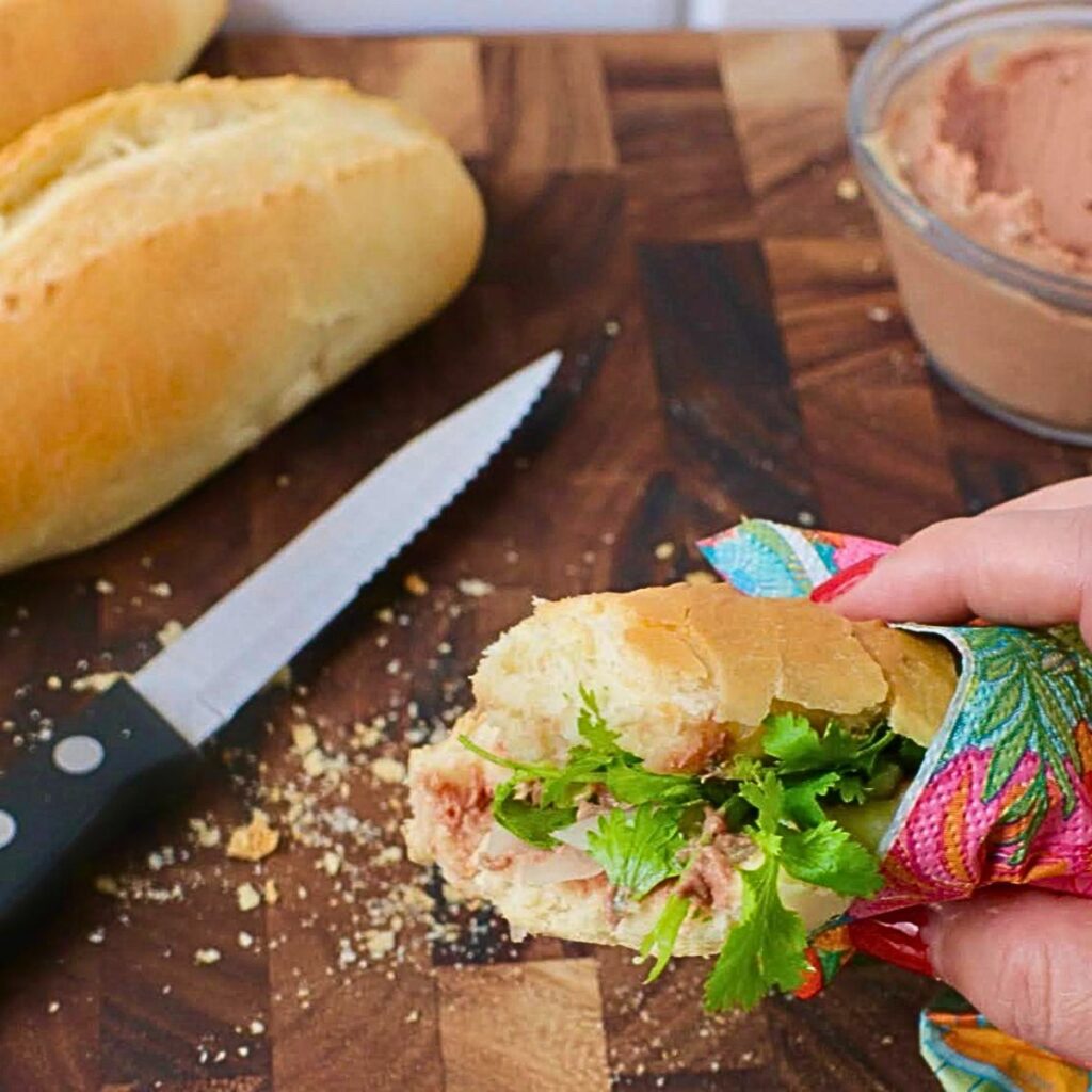 バゲットの硬さではバインミーの具材が押し出されて一体感が出ない