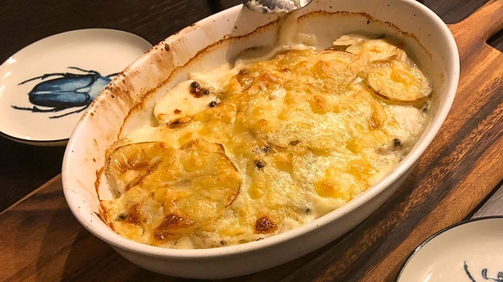 フランスのドフィノワのジャガイモをスライスするのにベンリナーを使用